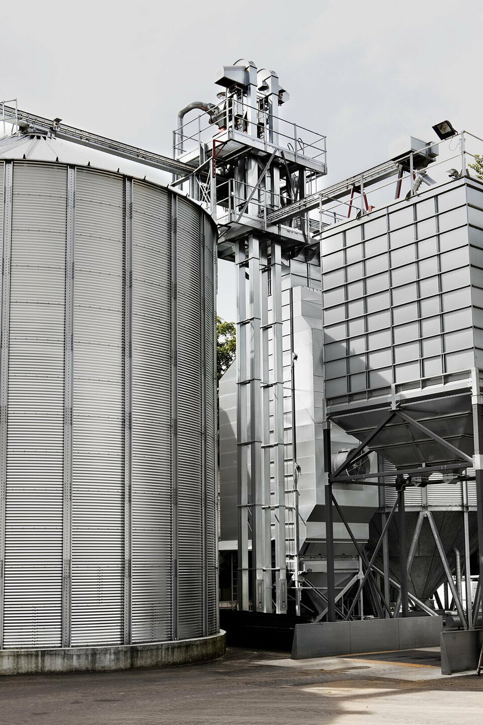 Skandia conveyor next to a grain silo